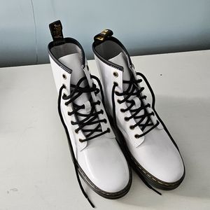(NEW) Dr Martens 1460 patent leather lace up boots